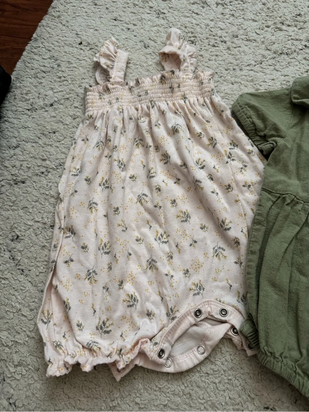 Baby girl bundle 18M. 3 rompers and a two piece set.